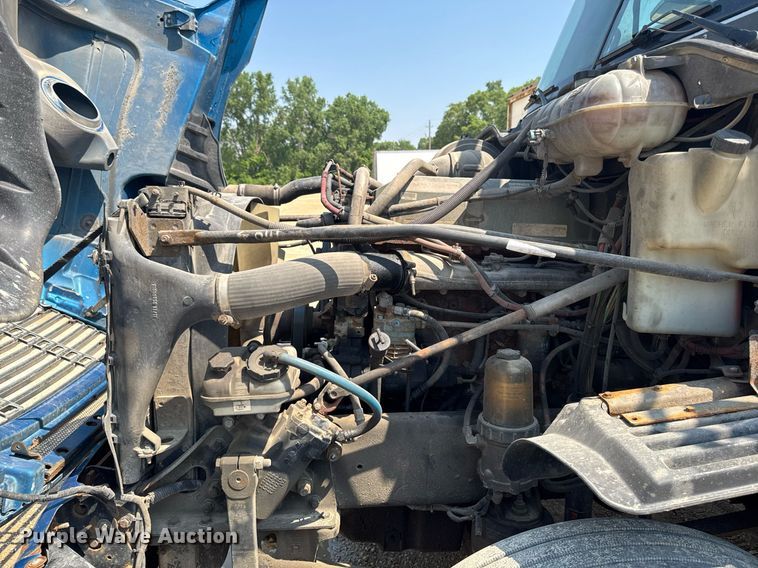 image for item DV2735 2006 Freightliner Columbia semi truck