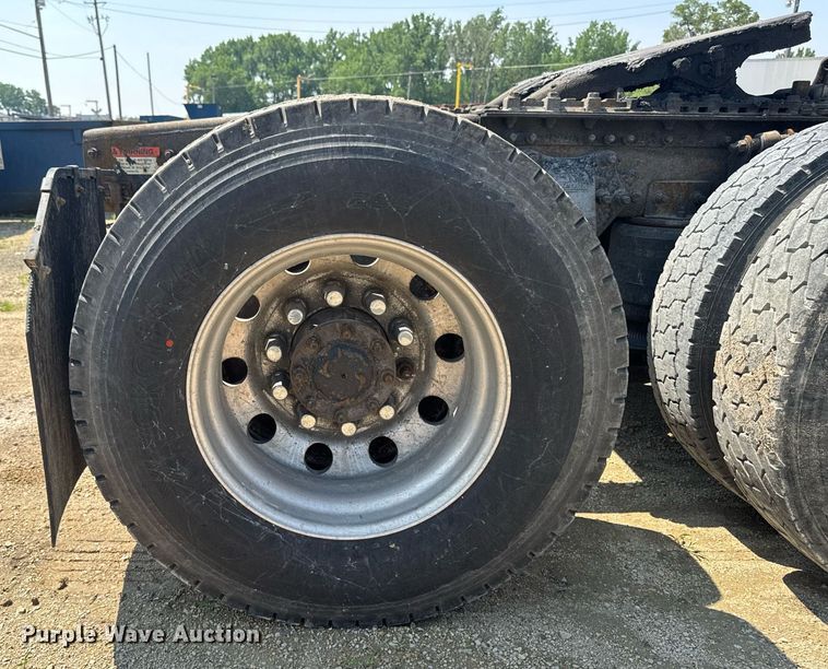 image for item DV2735 2006 Freightliner Columbia semi truck