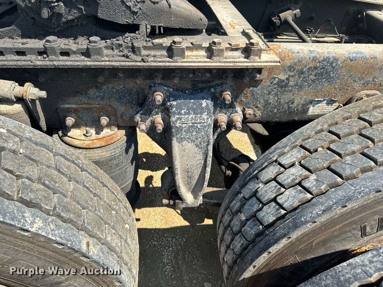 image for item DV2735 2006 Freightliner Columbia semi truck