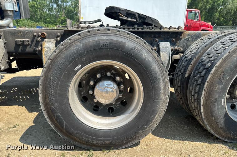 image for item DV2735 2006 Freightliner Columbia semi truck