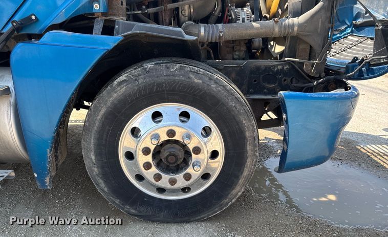 image for item DV2735 2006 Freightliner Columbia semi truck