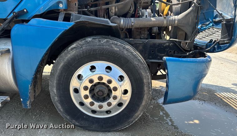 image for item DV2735 2006 Freightliner Columbia semi truck