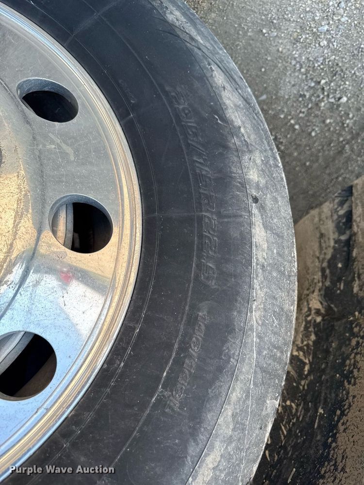 image for item DV2735 2006 Freightliner Columbia semi truck