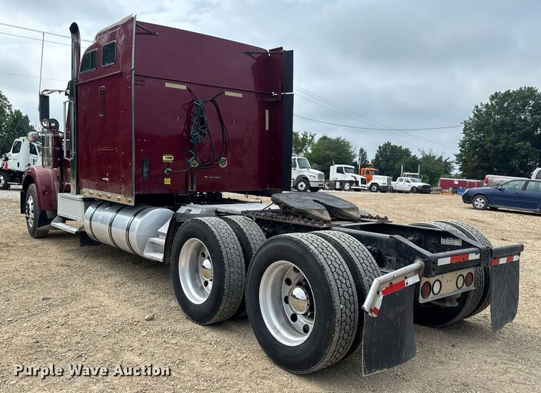 image for item DW3381 2007 International 9900ix Semi Truck