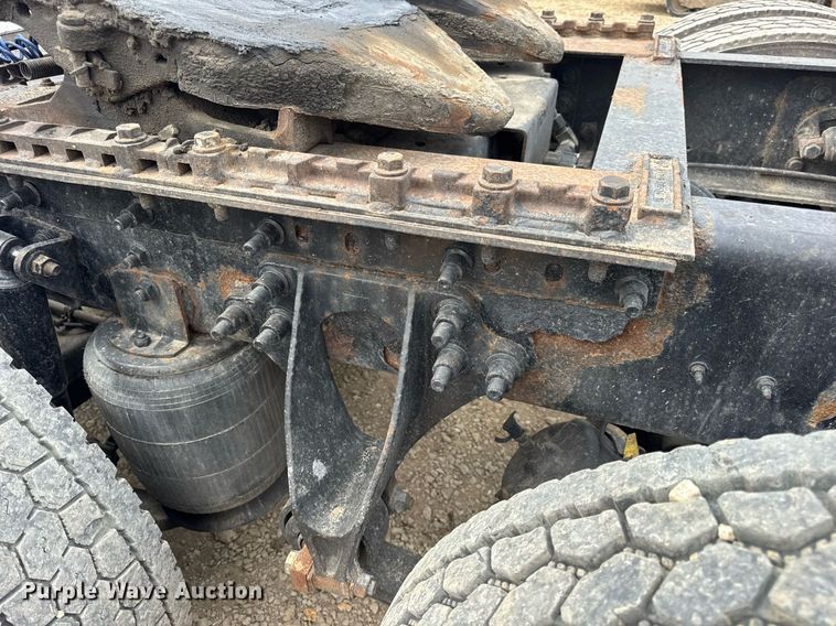 image for item DW3381 2007 International 9900ix Semi Truck