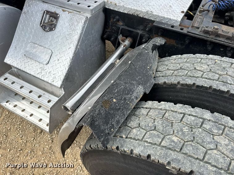 image for item DW3381 2007 International 9900ix Semi Truck