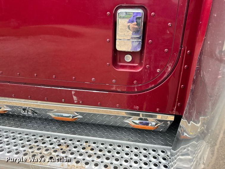 image for item DW3381 2007 International 9900ix Semi Truck