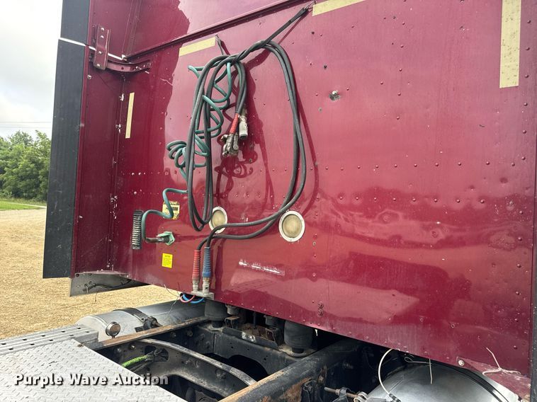 image for item DW3381 2007 International 9900ix Semi Truck