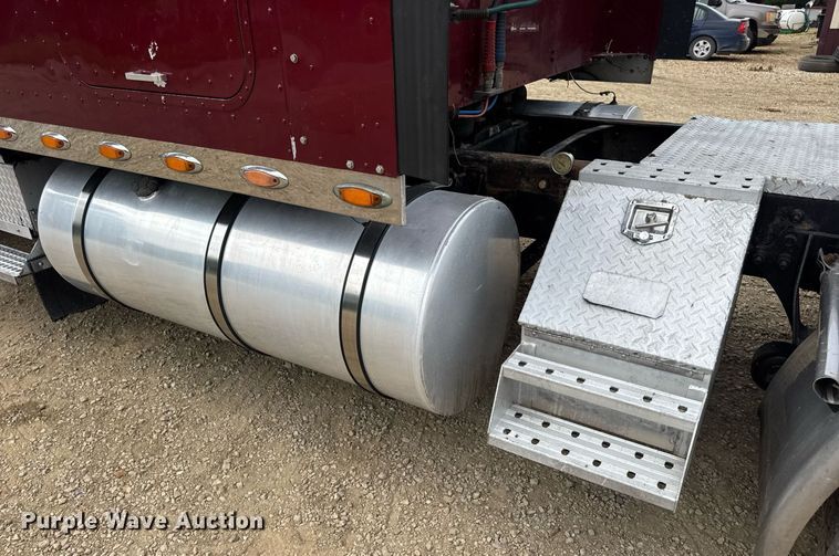 image for item DW3381 2007 International 9900ix Semi Truck