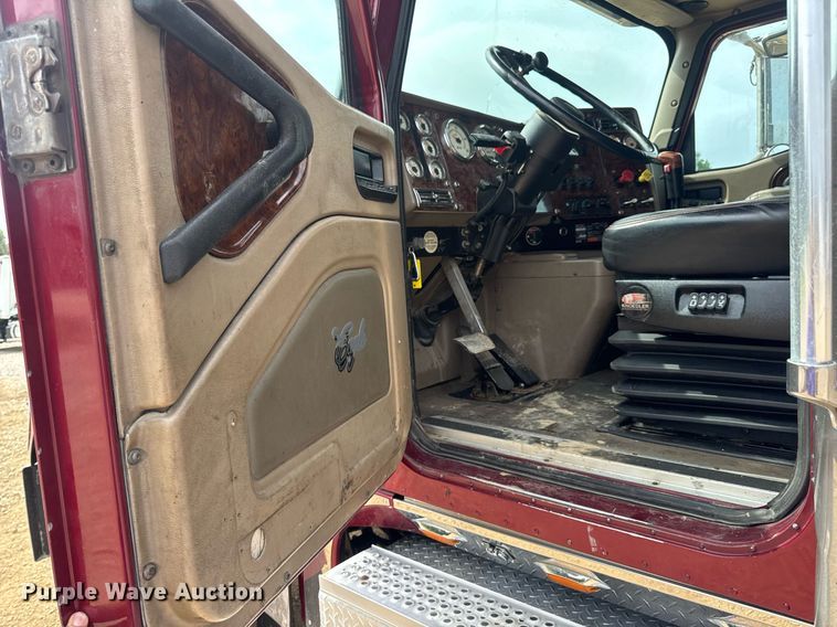 image for item DW3381 2007 International 9900ix Semi Truck