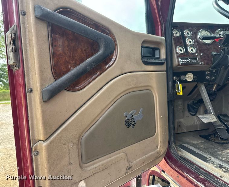 image for item DW3381 2007 International 9900ix Semi Truck