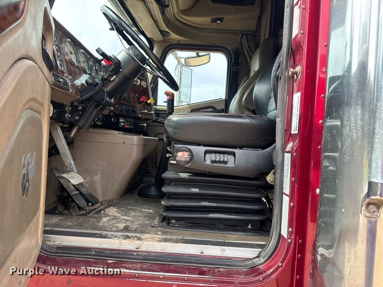 image for item DW3381 2007 International 9900ix Semi Truck