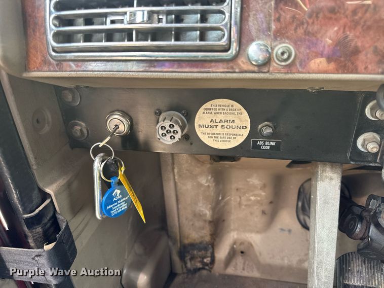 image for item DW3381 2007 International 9900ix Semi Truck