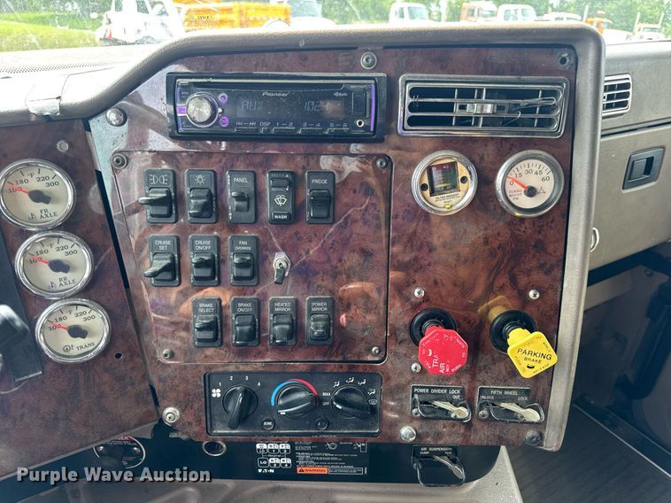 image for item DW3381 2007 International 9900ix Semi Truck