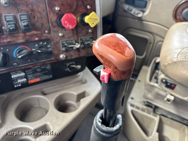 image for item DW3381 2007 International 9900ix Semi Truck