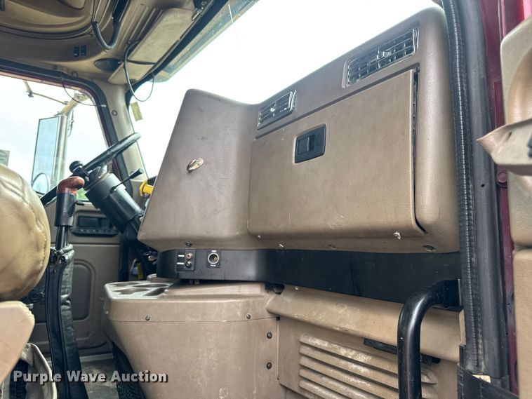 image for item DW3381 2007 International 9900ix Semi Truck