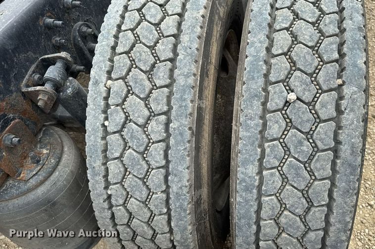 image for item DW3381 2007 International 9900ix Semi Truck