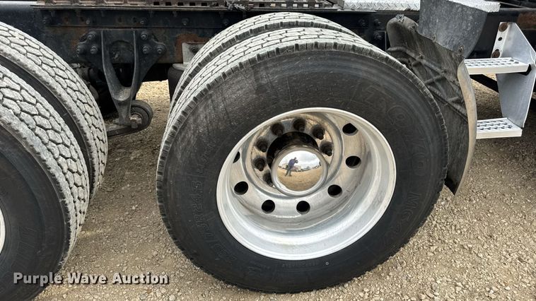 image for item DW3381 2007 International 9900ix Semi Truck