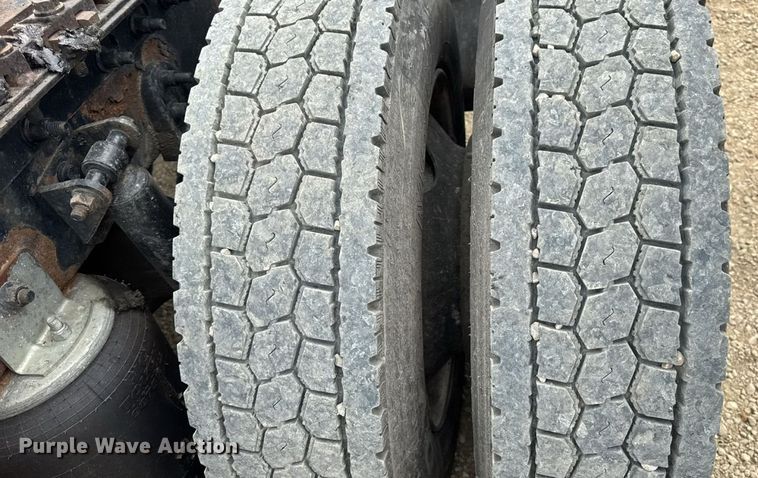 image for item DW3381 2007 International 9900ix Semi Truck