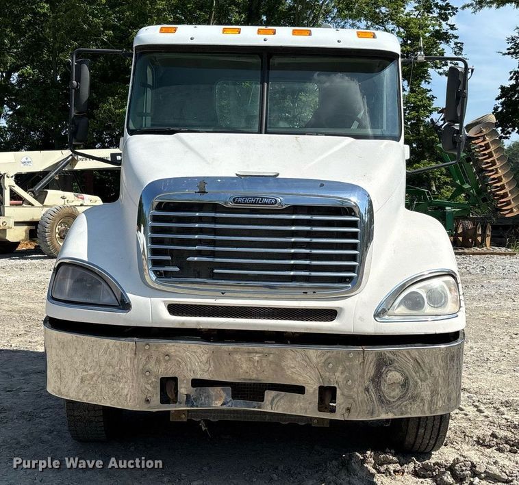 image for item DW7104 2006 Freightliner Columbia semi truck