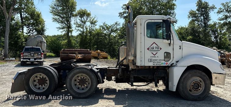 image for item DW7104 2006 Freightliner Columbia semi truck