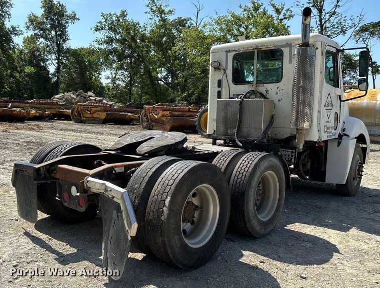 image for item DW7104 2006 Freightliner Columbia semi truck