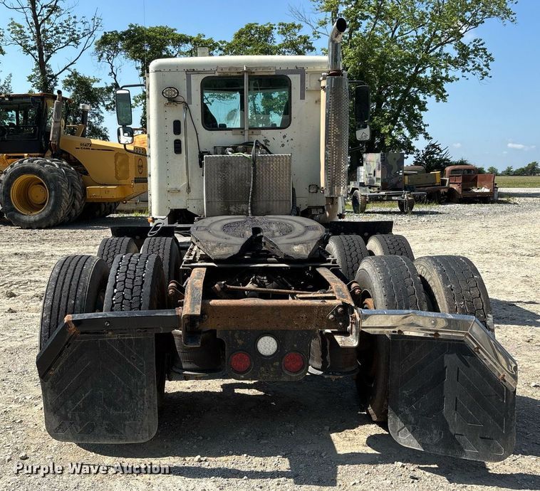 image for item DW7104 2006 Freightliner Columbia semi truck