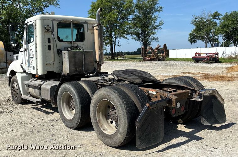 image for item DW7104 2006 Freightliner Columbia semi truck