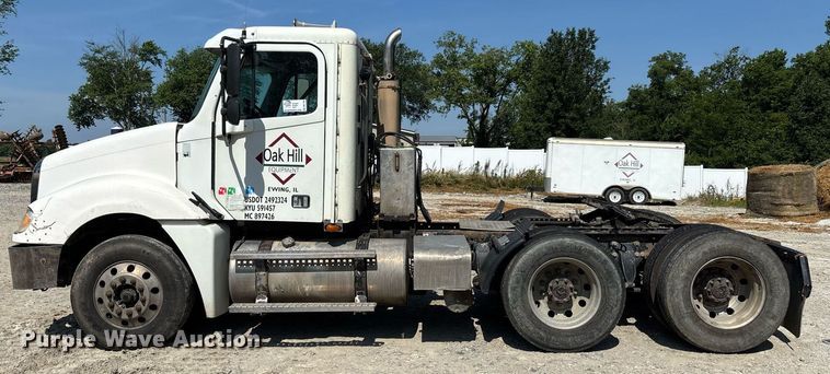 image for item DW7104 2006 Freightliner Columbia semi truck