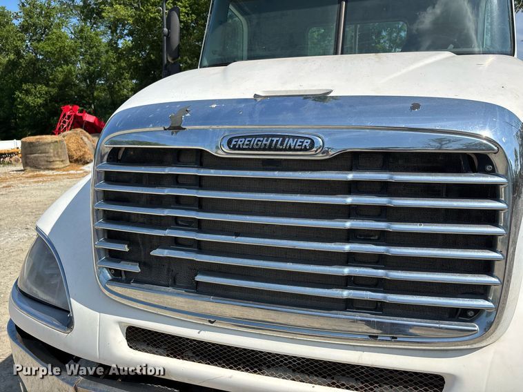 image for item DW7104 2006 Freightliner Columbia semi truck