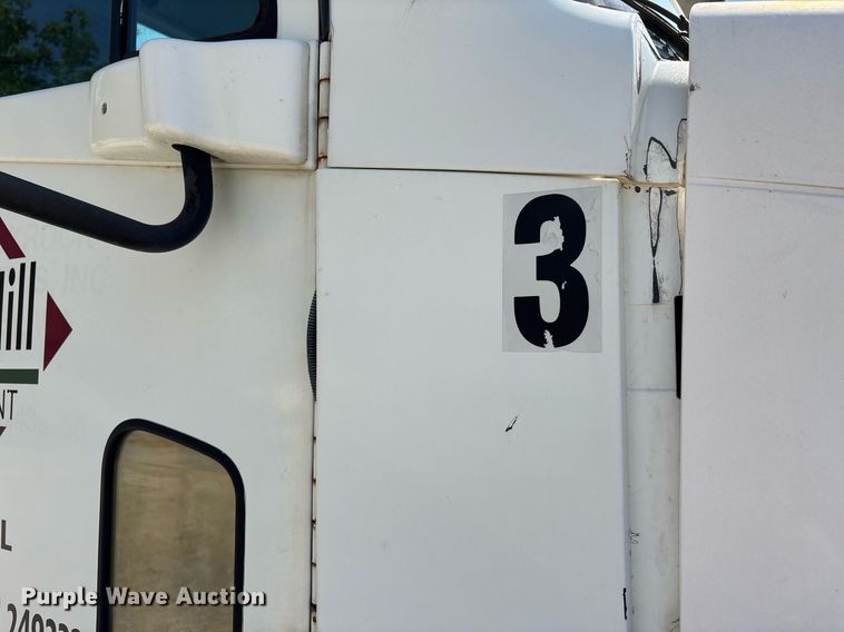 image for item DW7104 2006 Freightliner Columbia semi truck