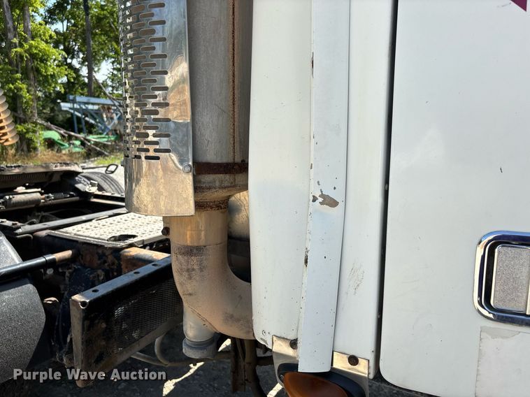 image for item DW7104 2006 Freightliner Columbia semi truck