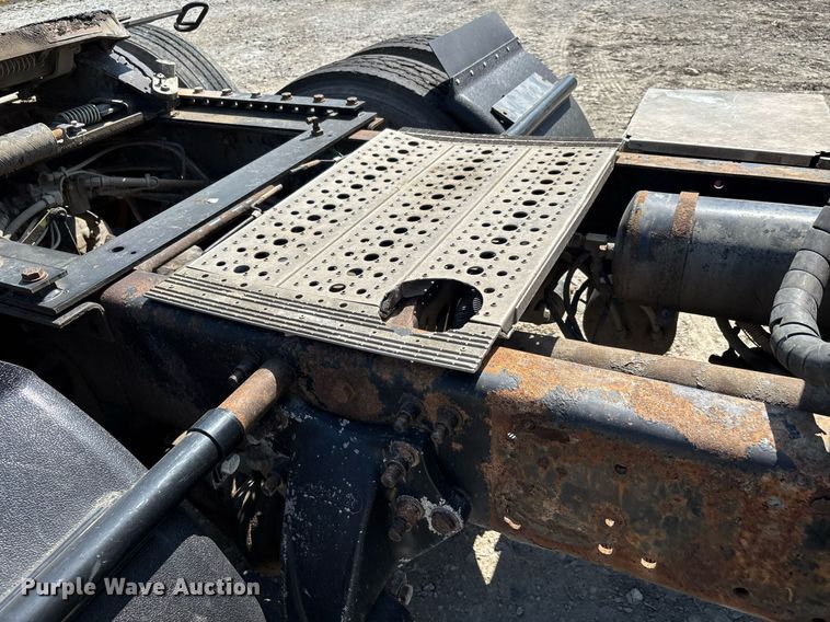 image for item DW7104 2006 Freightliner Columbia semi truck