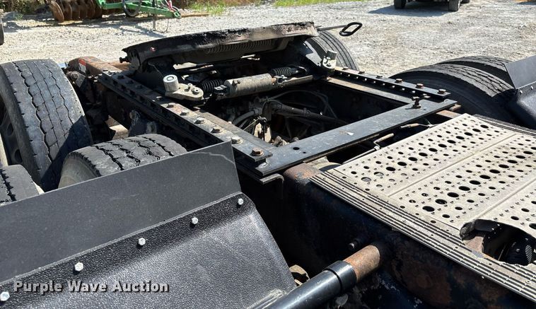 image for item DW7104 2006 Freightliner Columbia semi truck