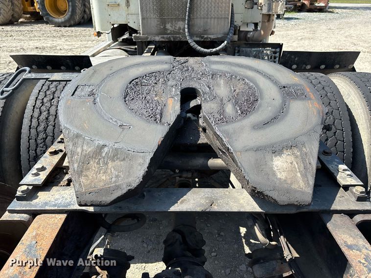 image for item DW7104 2006 Freightliner Columbia semi truck