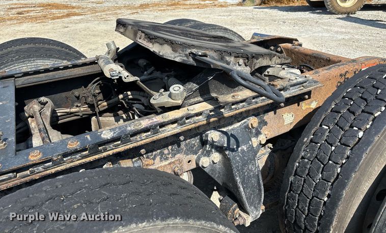 image for item DW7104 2006 Freightliner Columbia semi truck