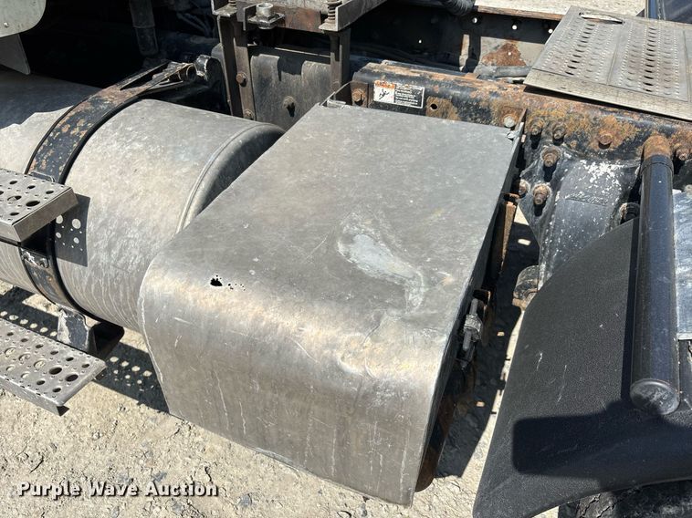 image for item DW7104 2006 Freightliner Columbia semi truck