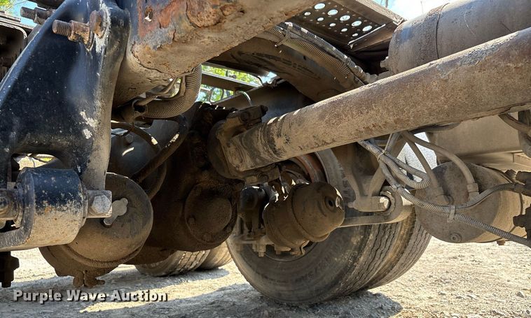 image for item DW7104 2006 Freightliner Columbia semi truck