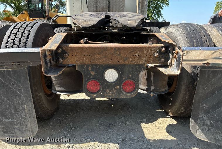 image for item DW7104 2006 Freightliner Columbia semi truck