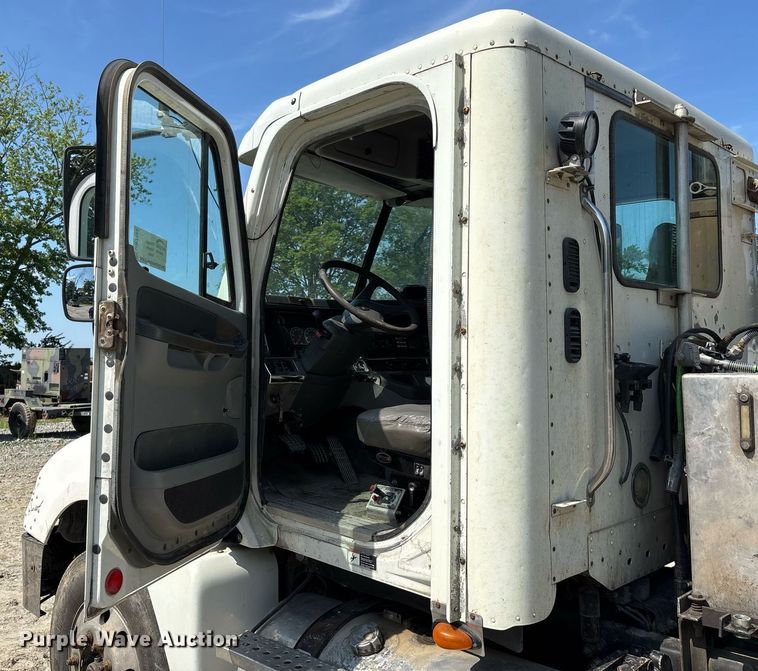 image for item DW7104 2006 Freightliner Columbia semi truck