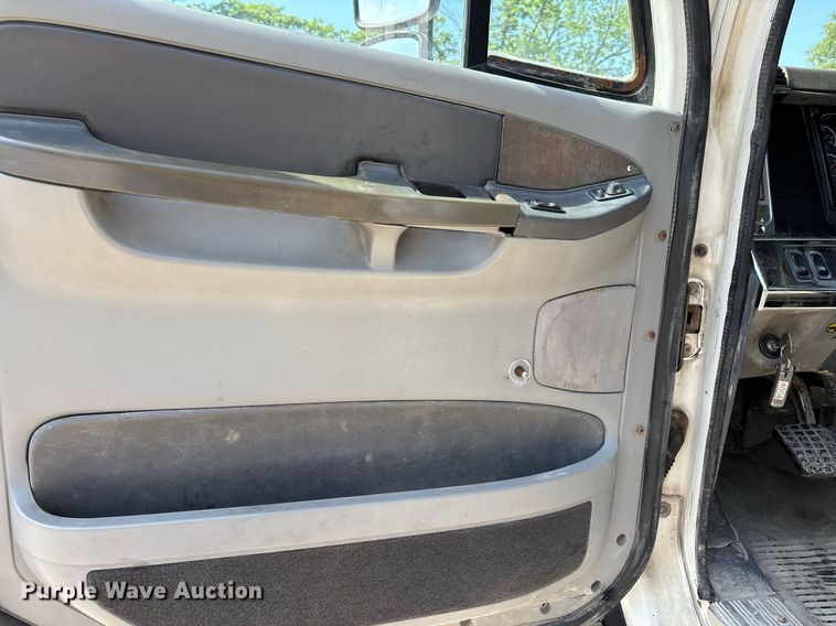 image for item DW7104 2006 Freightliner Columbia semi truck