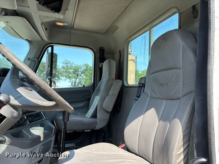 image for item DW7104 2006 Freightliner Columbia semi truck