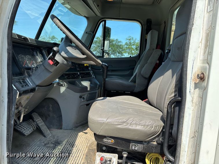 image for item DW7104 2006 Freightliner Columbia semi truck