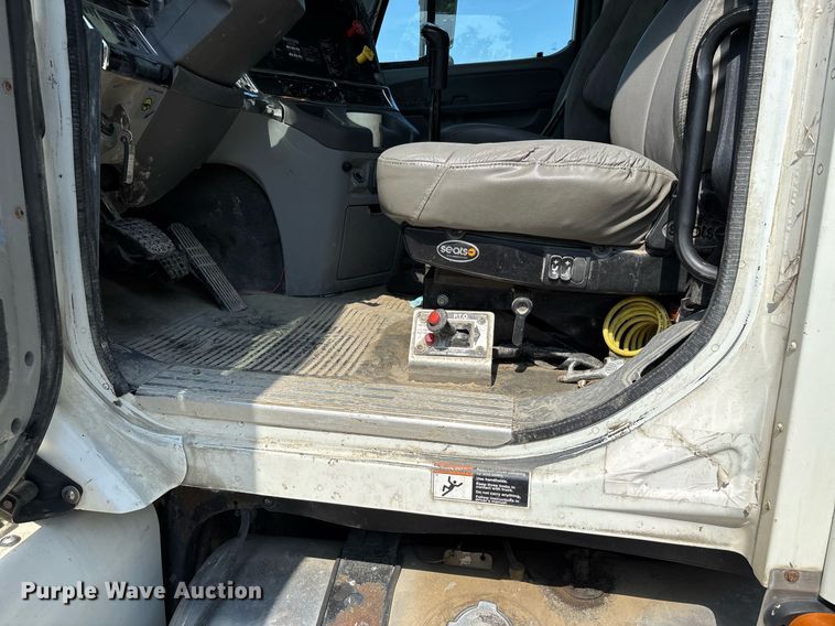 image for item DW7104 2006 Freightliner Columbia semi truck