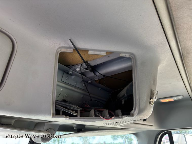 image for item DW7104 2006 Freightliner Columbia semi truck