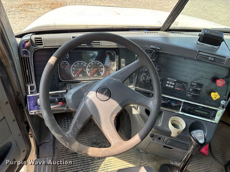 image for item DW7104 2006 Freightliner Columbia semi truck