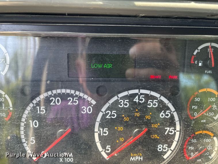 image for item DW7104 2006 Freightliner Columbia semi truck