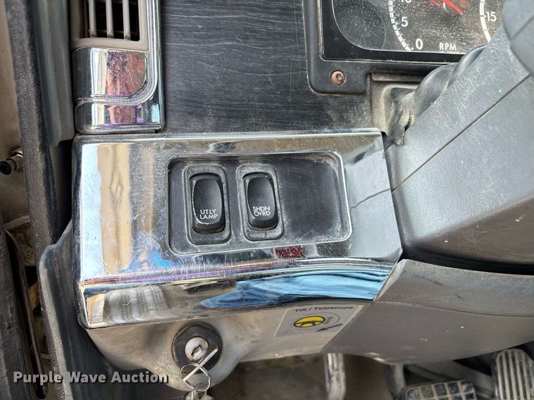 image for item DW7104 2006 Freightliner Columbia semi truck