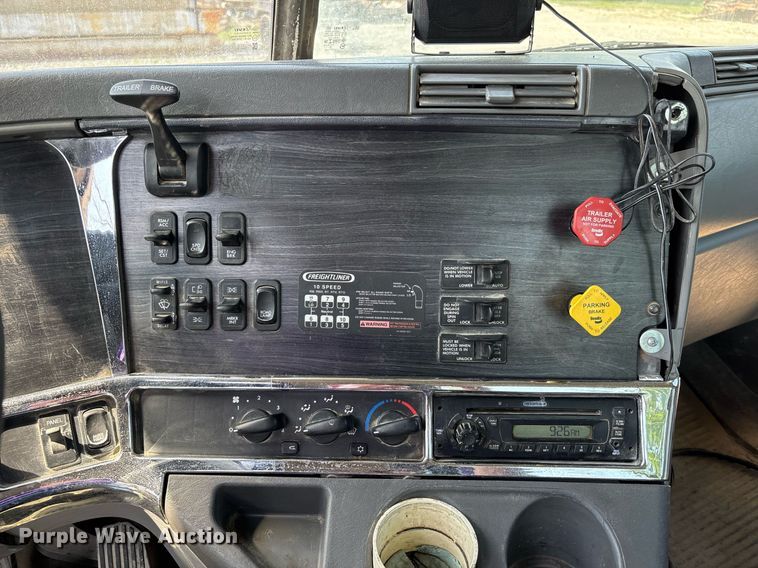 image for item DW7104 2006 Freightliner Columbia semi truck