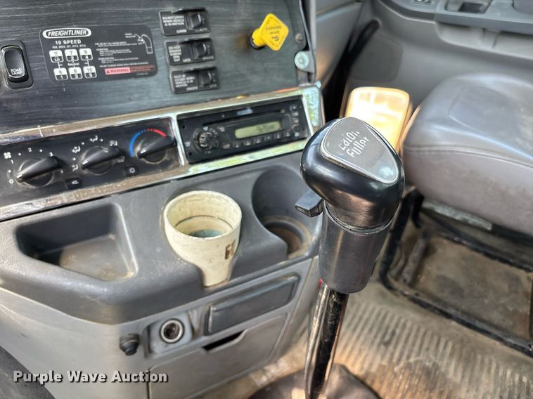 image for item DW7104 2006 Freightliner Columbia semi truck